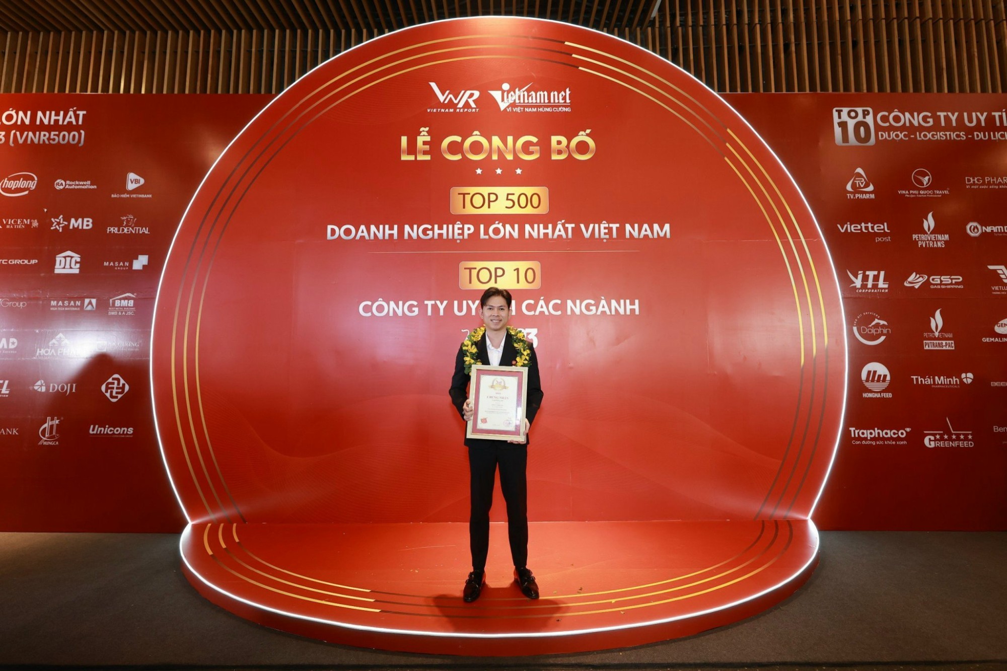 Ông Phạm Đức Ý - Phó Tổng Giám Đốc Vinafeed Group đại diện Ban Lãnh đạo nhận giải Top 500 doanh nghiệp lớn nhất Việt Nam