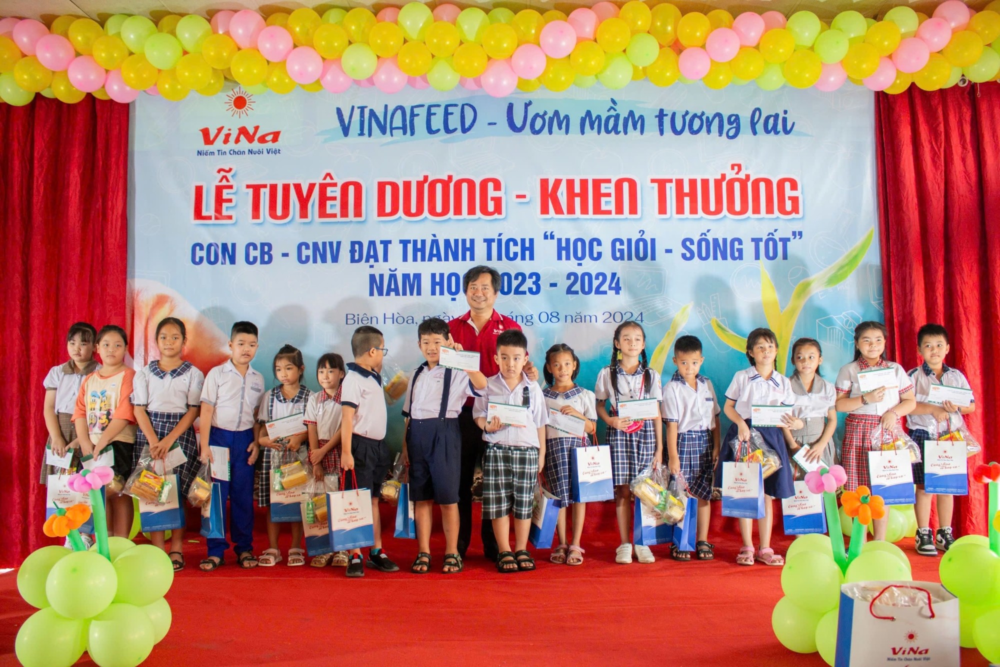 Tuyên dương khen thưởng học giỏi sống tốt Vinafeed 7