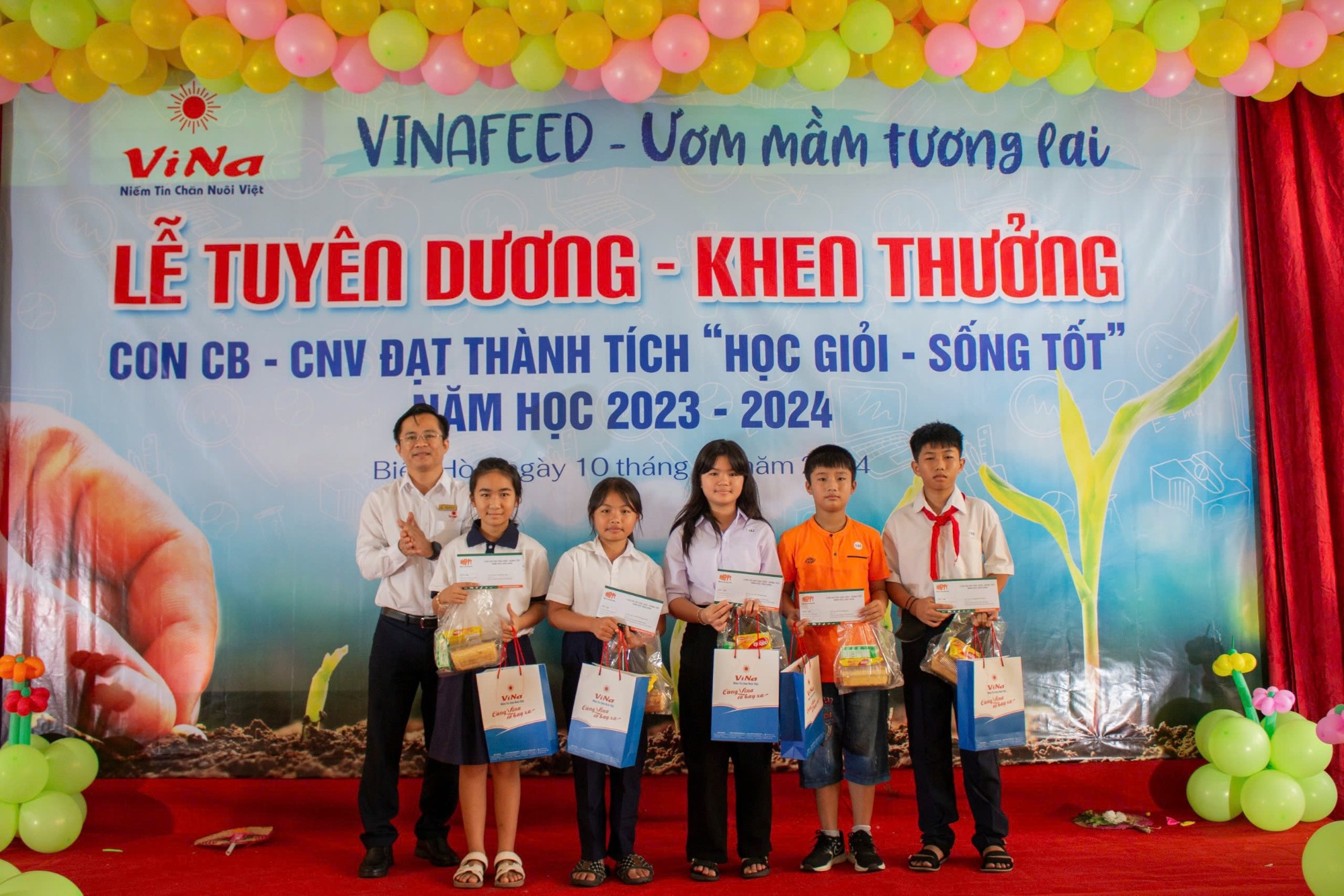 Tuyên dương khen thưởng học giỏi sống tốt Vinafeed 3