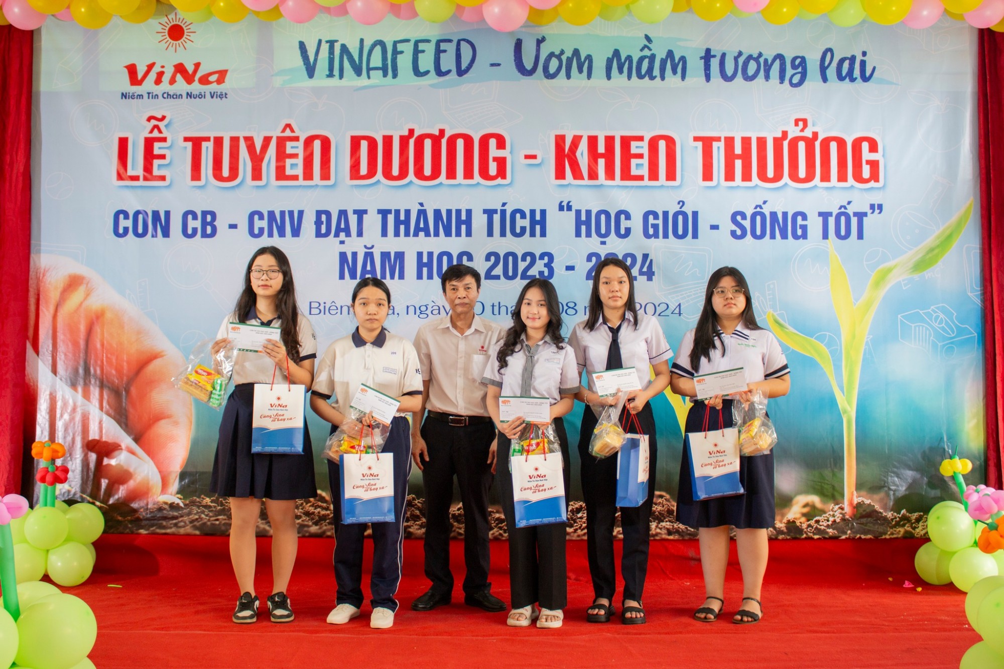 tuyển dương khen thưởng học giỏi sổng tốt 2024