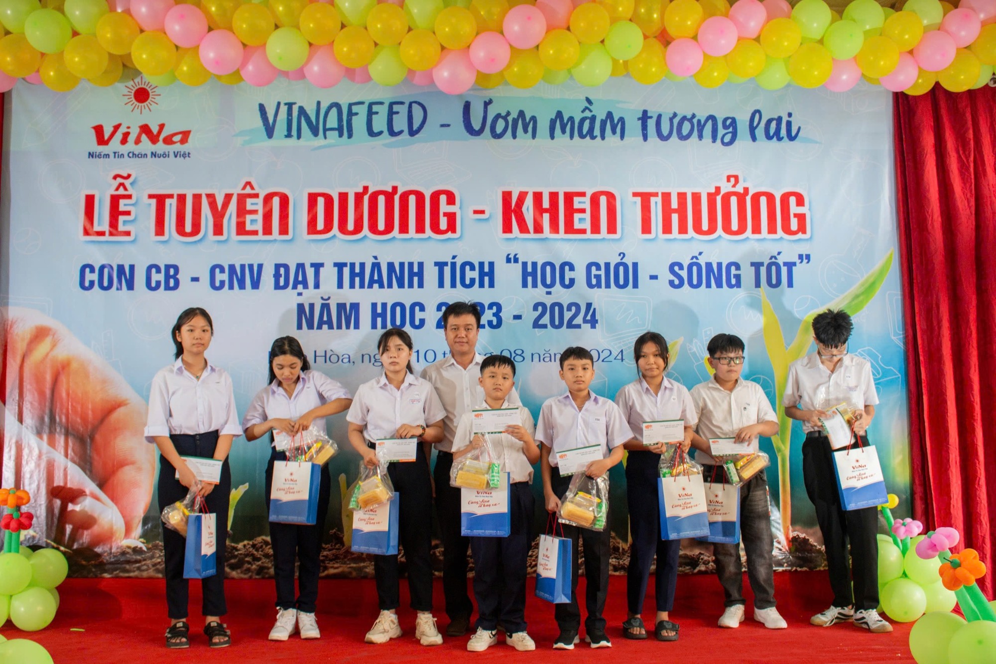 Tuyên dương khen thưởng học giỏi sống tốt Vinafeed 5