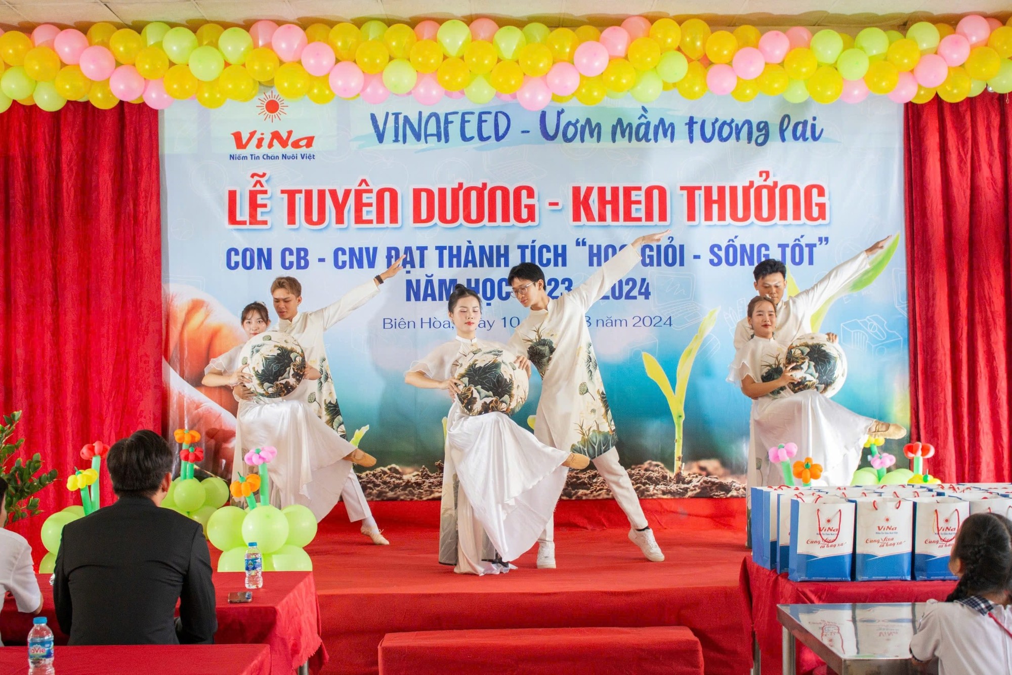 Biểu diễn văn nghệ tại buổi lễ tuyên dương khen thưởng