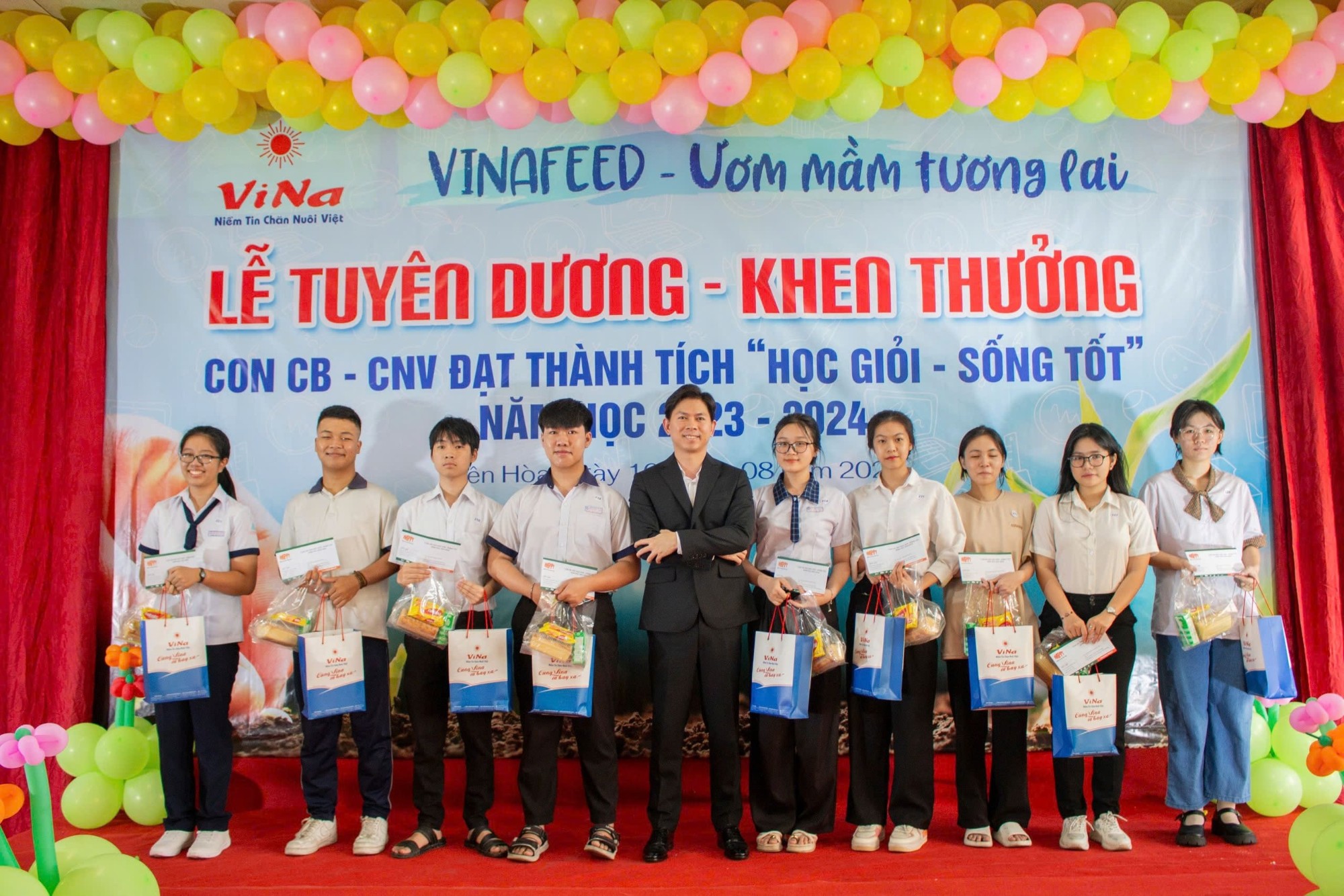 Trao thưởng cho học sinh cấp 3