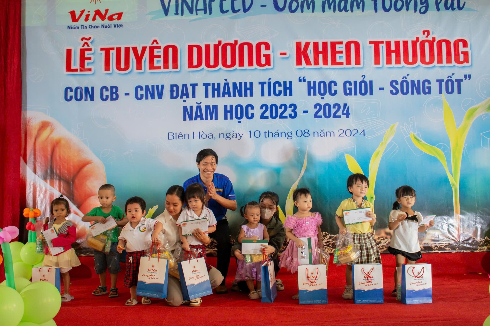 Tuyên dương khen thưởng học giỏi sống tốt Vinafeed 10