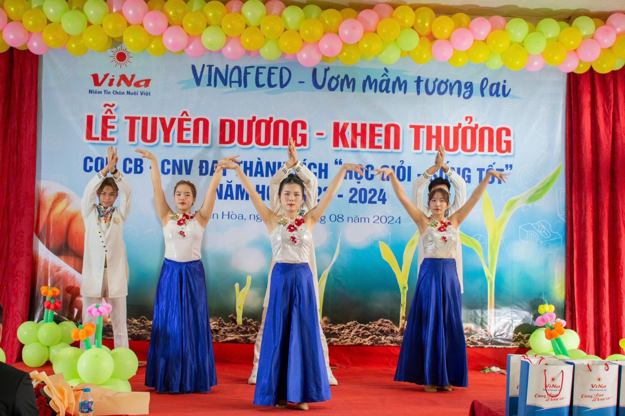 Biểu diễn văn nghệ tại buổi lễ tuyên dương khen thưởng