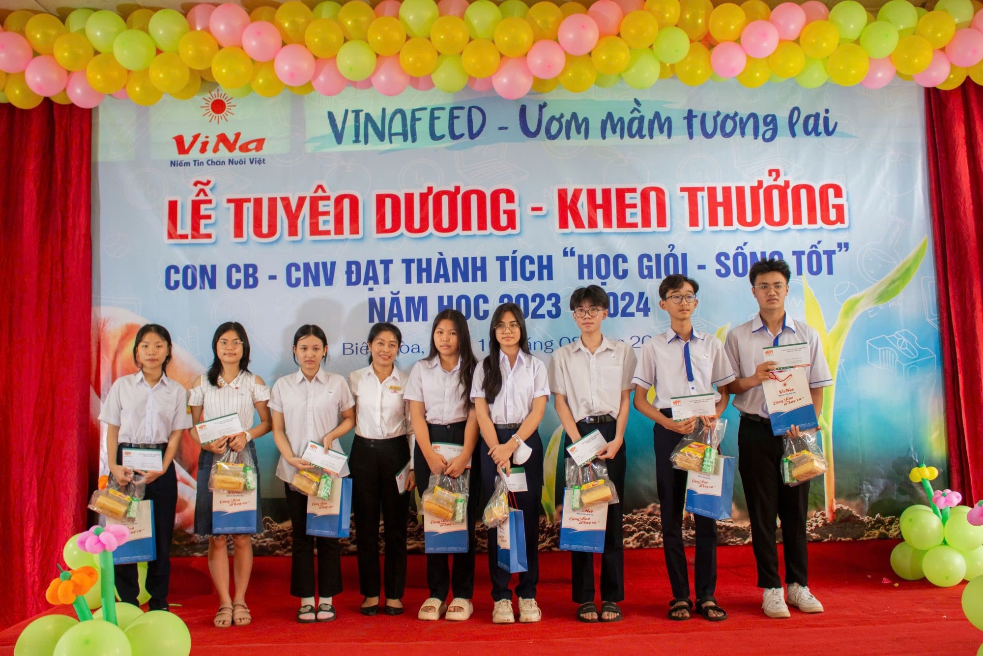 Tuyên dương khen thưởng học giỏi sống tốt Vinafeed 