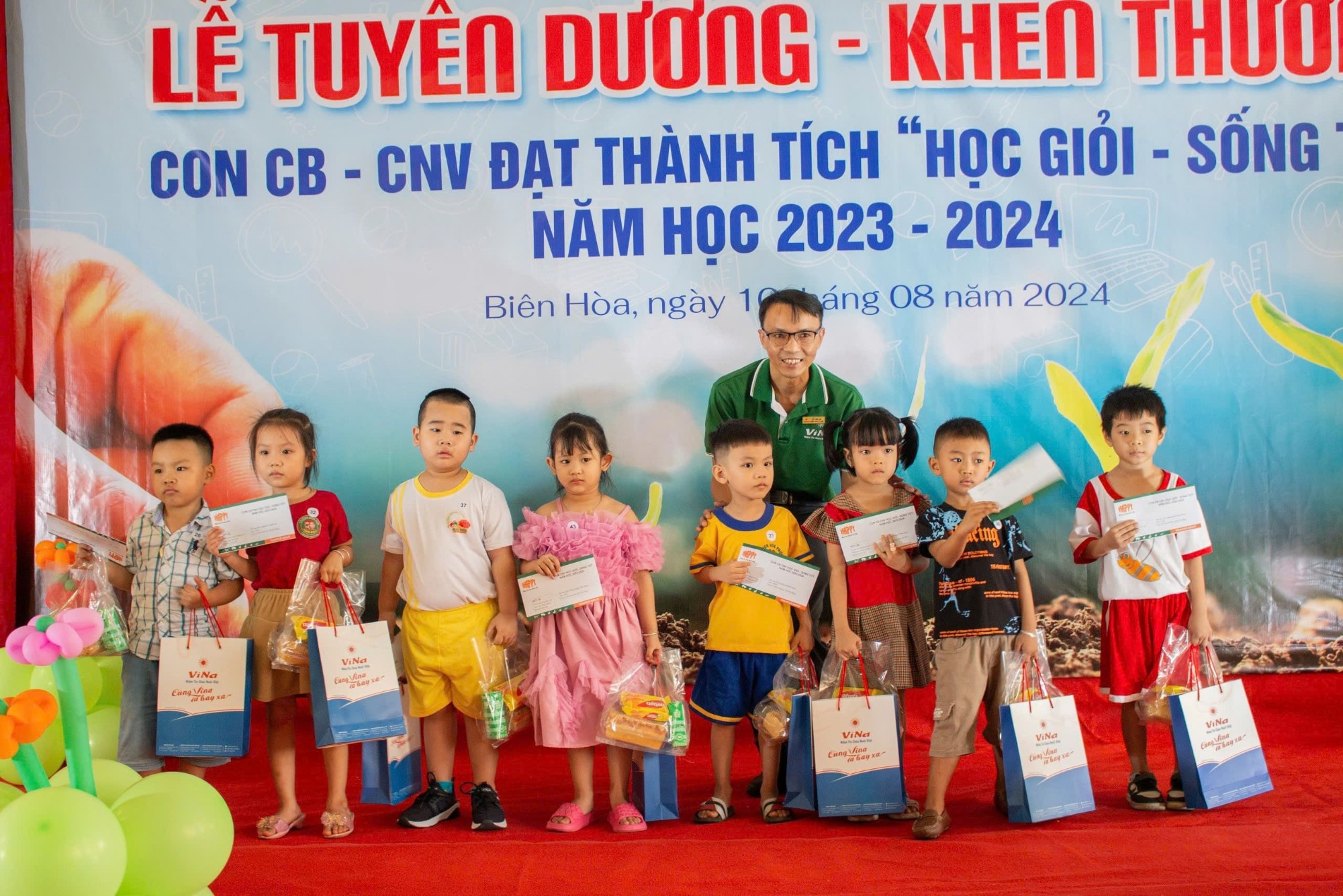 Tuyên dương khen thưởng học giỏi sống tốt Vinafeed 9